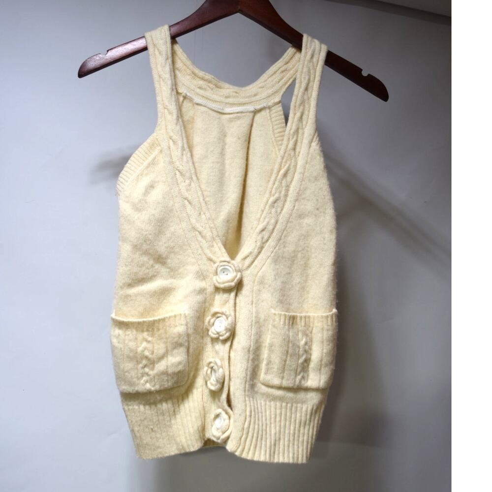 Title Women’s Cream Cable Knit Sleeveless Cardigan Vest Floral Buttons Pockets
